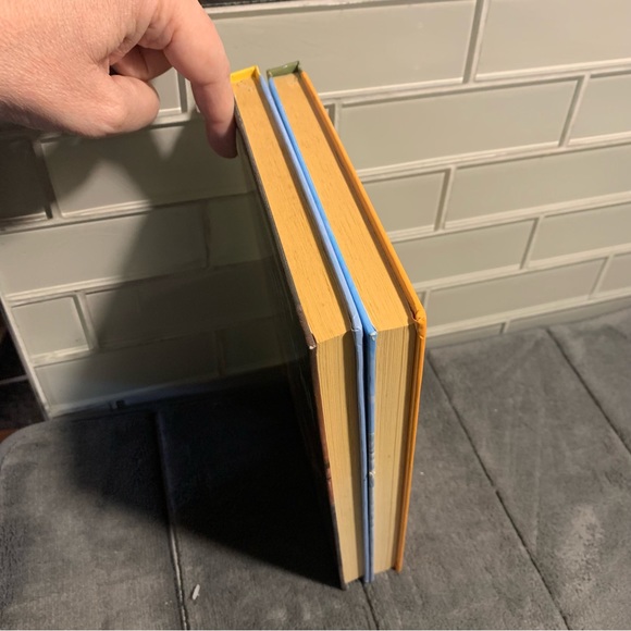 Illustrated classics set of 2 oliver twist - Picture 4 of 10